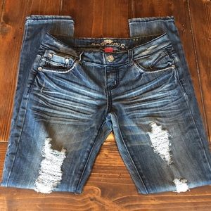 Almost Famous distressed skinny jeans size 7